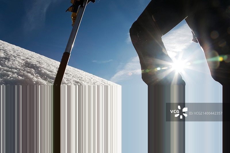 登山靴、冰爪和冰镐特写；逆光图片素材