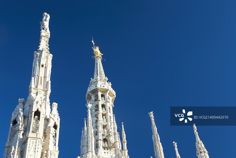 米兰大教堂及镀金青铜雕像细节图片素材