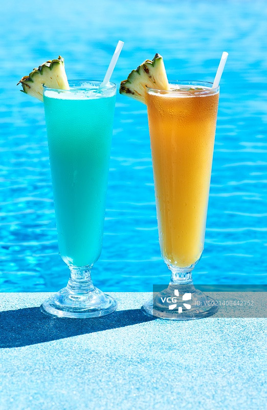 泳池边的鸡尾酒图片素材
