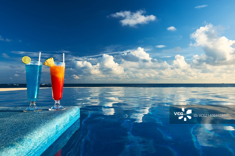 泳池边的鸡尾酒图片素材