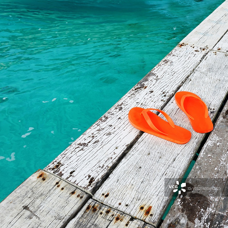 海边码头上的凉鞋图片素材
