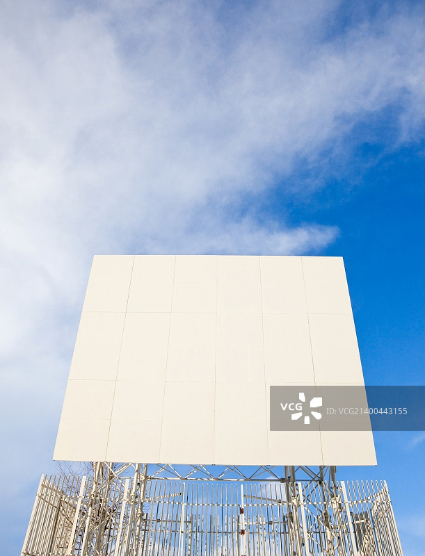 蓝天下的白色被动电视转发器图片素材