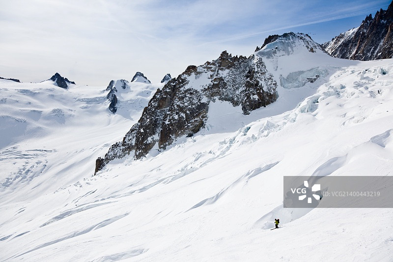 男性滑雪者在雪地上滑行图片素材