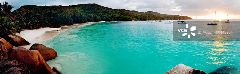 印度洋塞舌尔普拉兰岛拉齐奥海滩的黎明全景图片素材