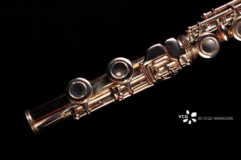 黑色背景下的西洋音乐长笛的细节图片素材