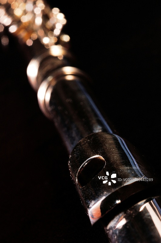 黑色背景下的西洋音乐长笛的细节图片素材
