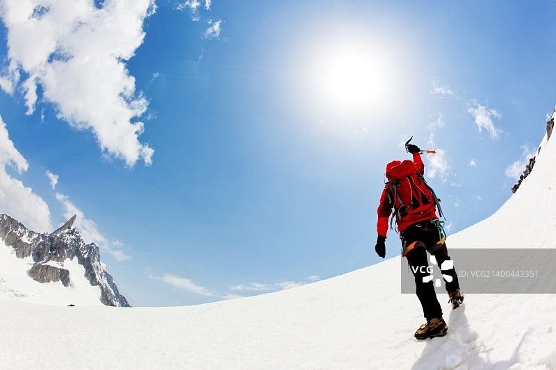 登山的男人在法国勃朗峰顶峰表达喜悦图片素材