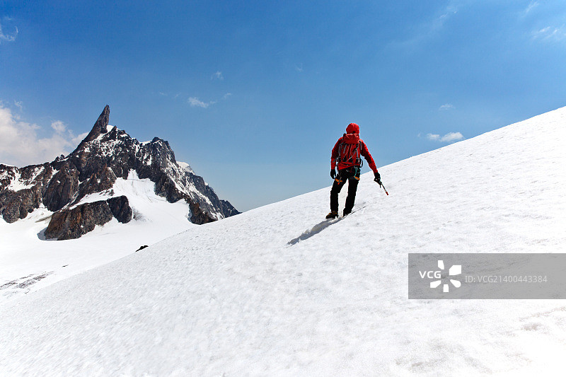登山者站在冰川上，眺望法国霞慕尼勃朗峰的Geant峰图片素材