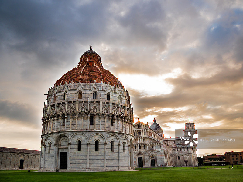 意大利比萨奇迹广场：洗礼堂、主教座堂和比萨斜塔图片素材