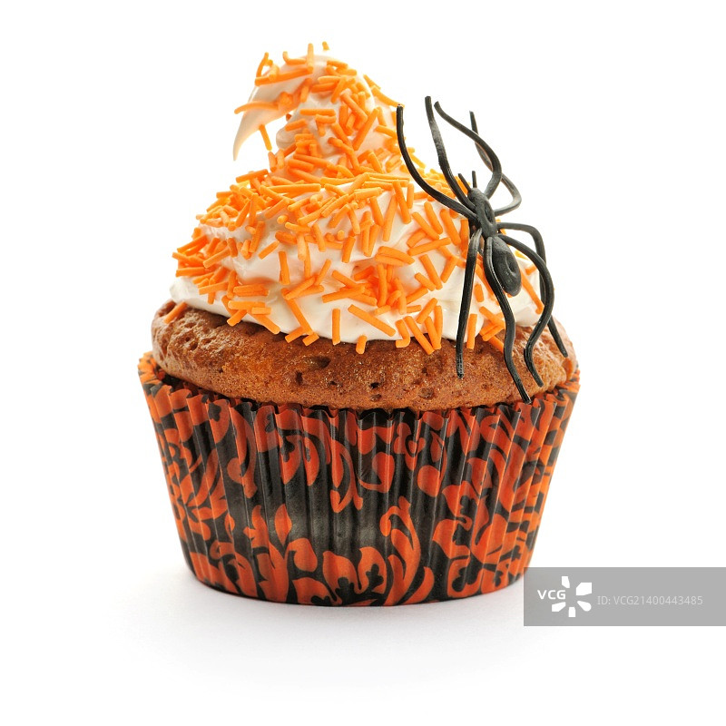 万圣节纸杯蛋糕，配奶油和装饰，白色背景图片素材