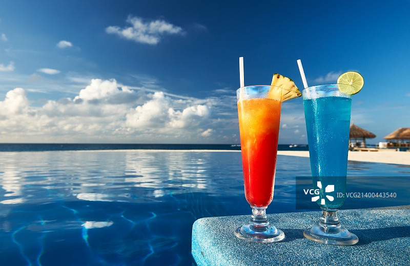 泳池边的鸡尾酒图片素材