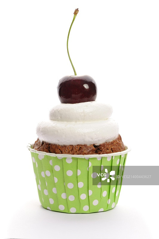 奶油樱桃纸杯蛋糕，白色背景图片素材