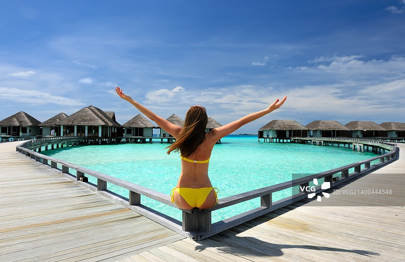 马尔代夫热带海滩码头上的女人图片素材