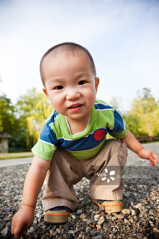 可爱的亚洲男孩户外肖像图片素材