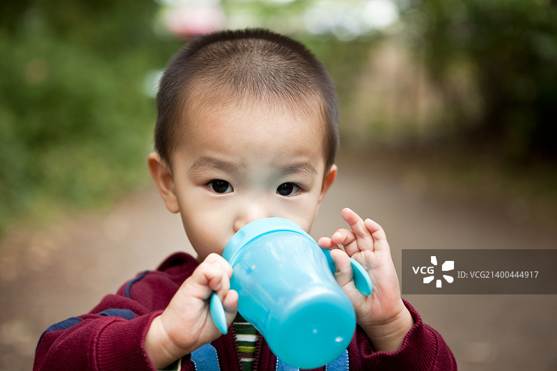 喝水的亚洲男孩肖像图片素材