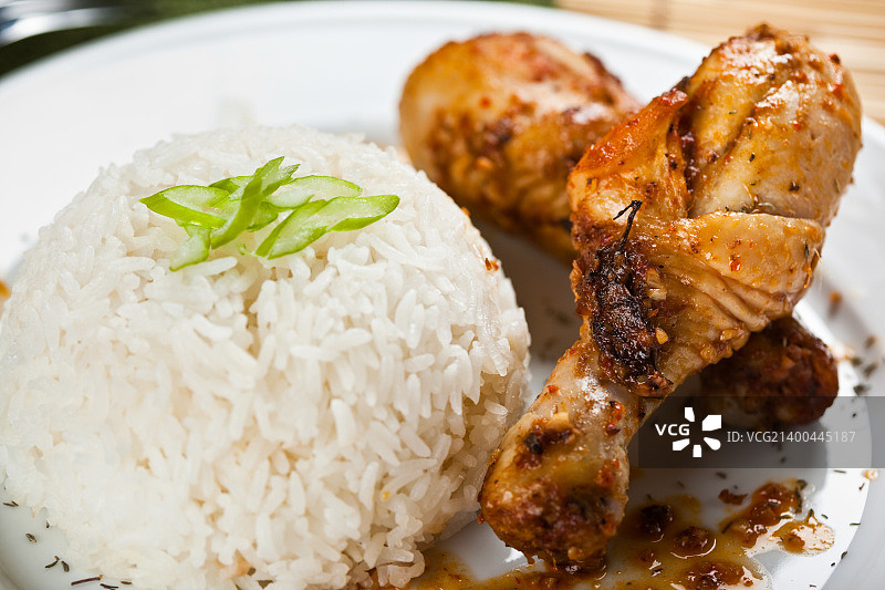 白盘咖喱鸡肉菜肴的镜头图片素材