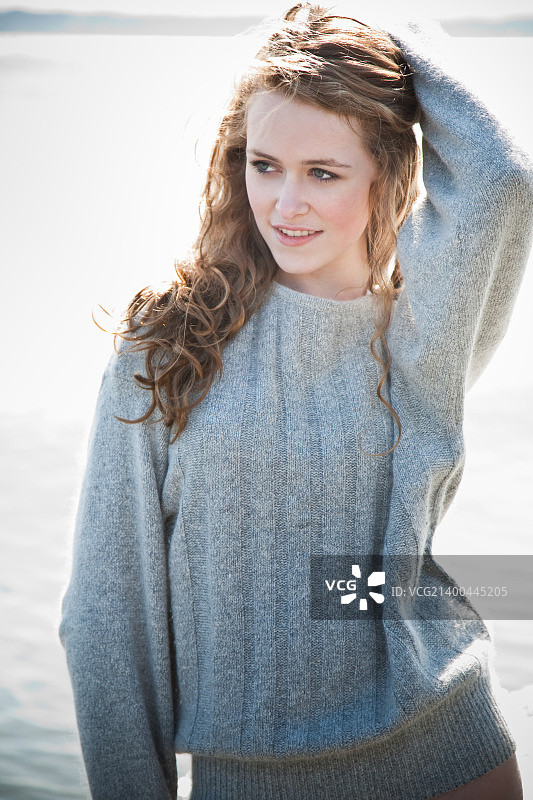 在海滩上享受夏日的白人女孩图片素材