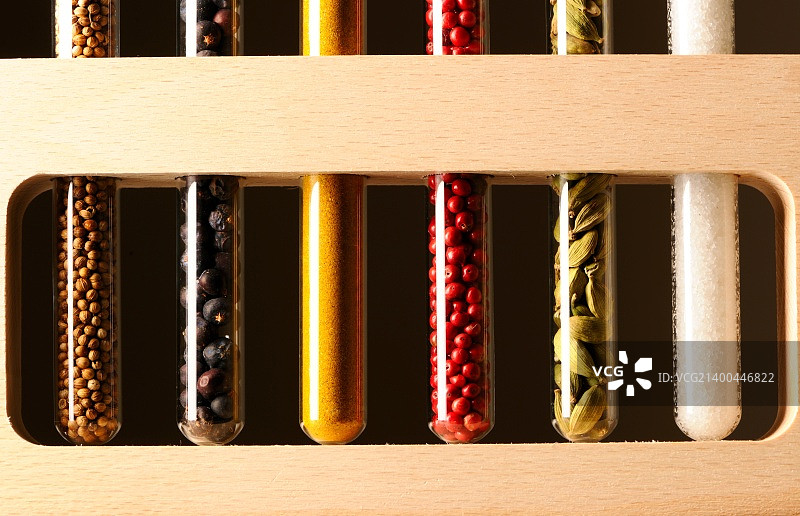 深色背景下的烧杯香料图片素材