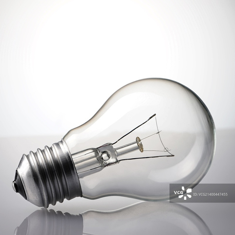 灰色背景上的灯泡图片素材