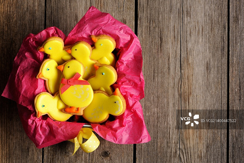 木桌上的复活节自制姜饼图片素材