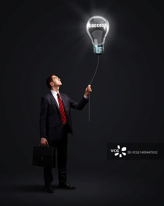灯泡与商务人士，商业创意象征图片素材