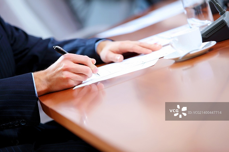 桌上的商务文件图片素材