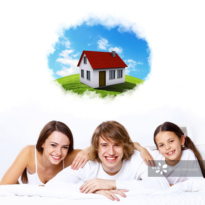年轻家庭和女儿的房子图片素材