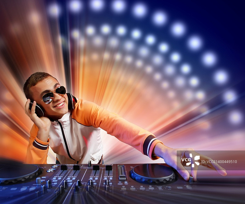 使用调音台设备控制声音和播放音乐的DJ图片素材