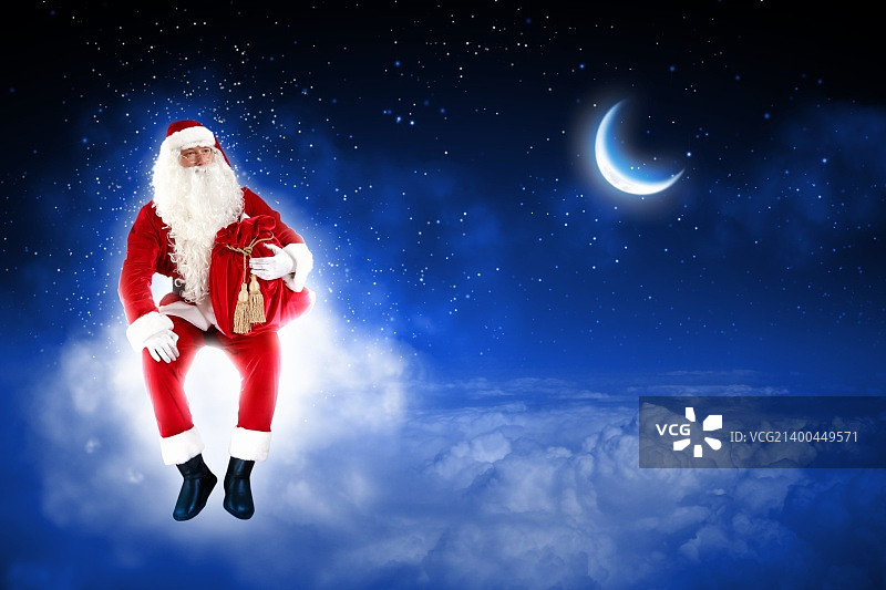 圣诞老人坐在冬季森林上空闪亮的月亮上图片素材
