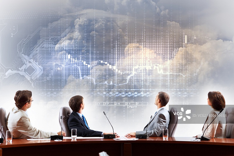 商务人士在演示会上观看虚拟项目图片素材