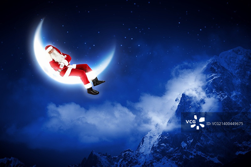 圣诞老人坐在冬季森林上空闪亮的月亮上图片素材