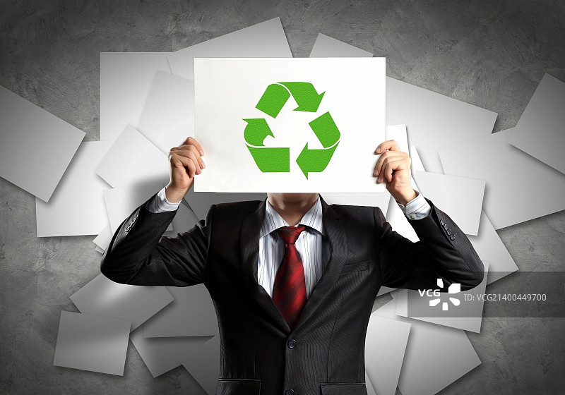 男子手持回收标志板图片素材