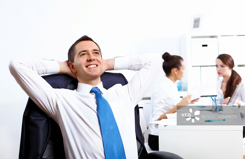 办公室里的年轻成功女商人图片素材