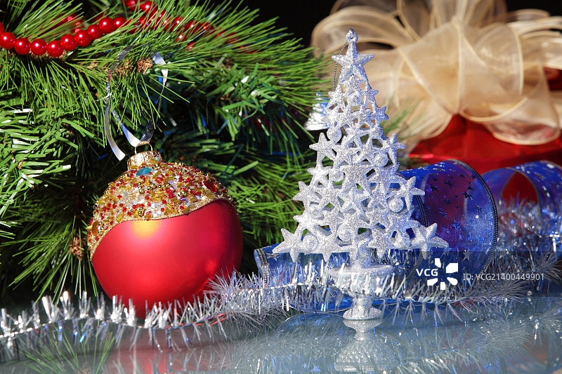 圣诞树的精美圣诞装饰品图片素材