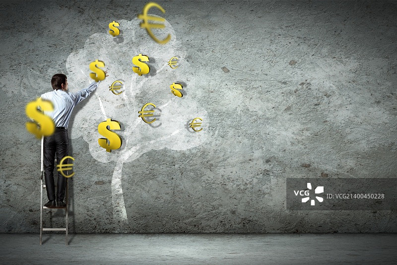 指向图示摇钱树的梯子上的商人图片素材