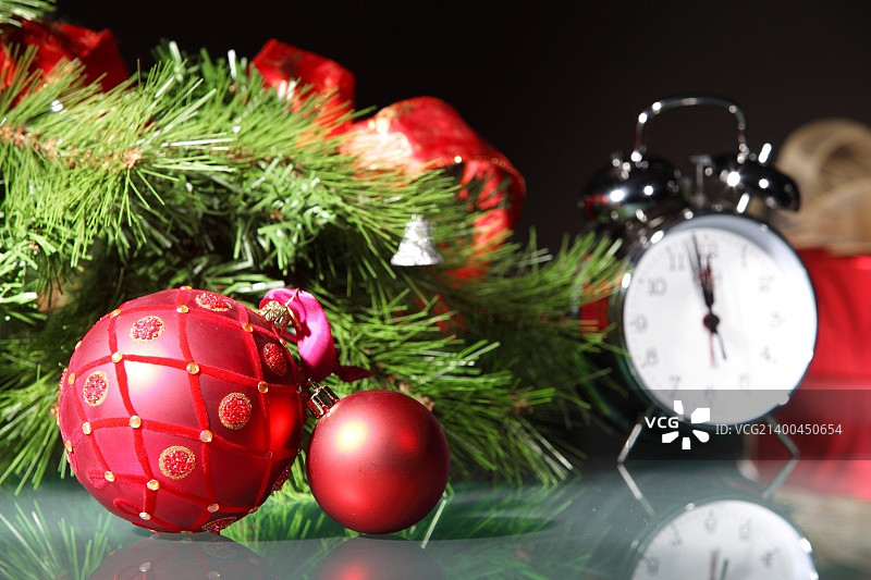 圣诞树的精美圣诞装饰品图片素材