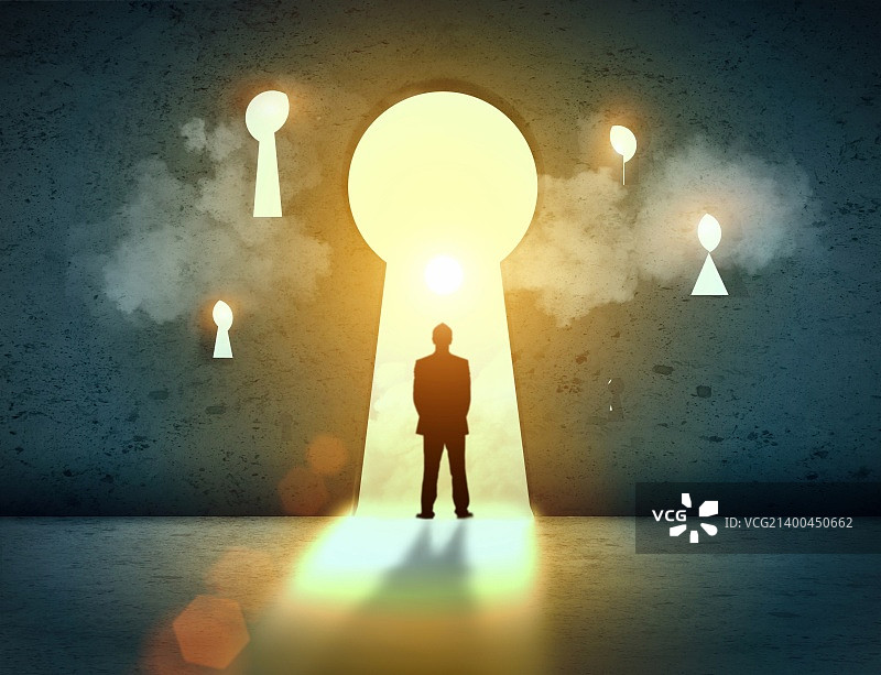 站在钥匙孔中，阳光照耀的商人剪影图片素材