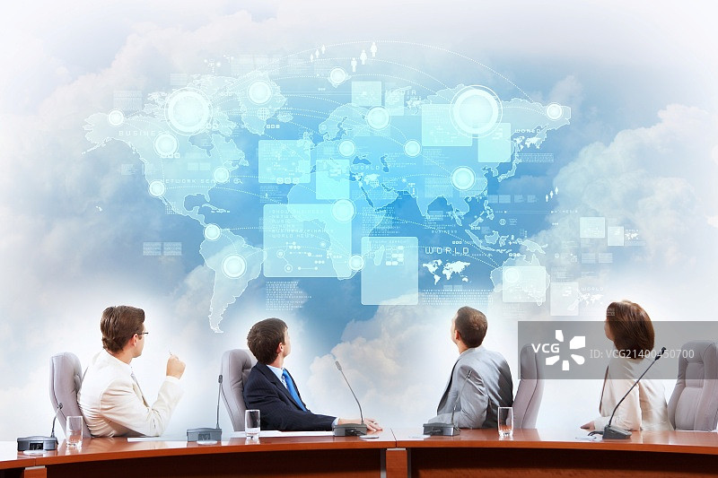 商务人士在演示会上观看虚拟项目图片素材