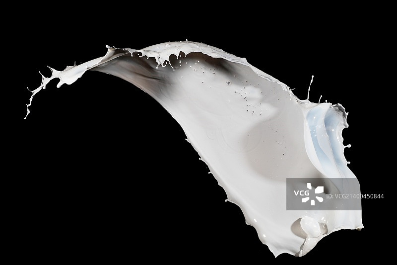 白色牛奶飞溅，黑色背景图片素材
