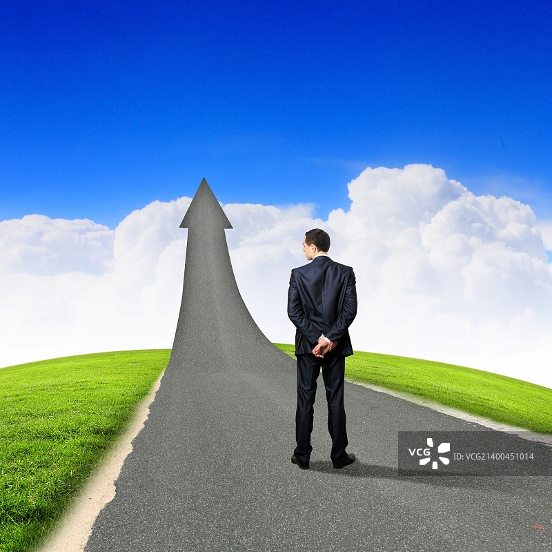 通往成功的道路概念：商人站在路上图片素材