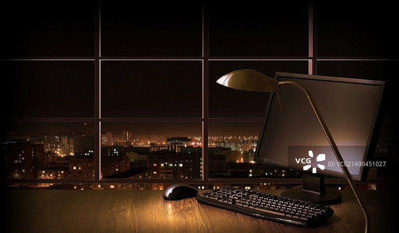办公室的夜晚工作场所，可从窗户欣赏城市景观图片素材