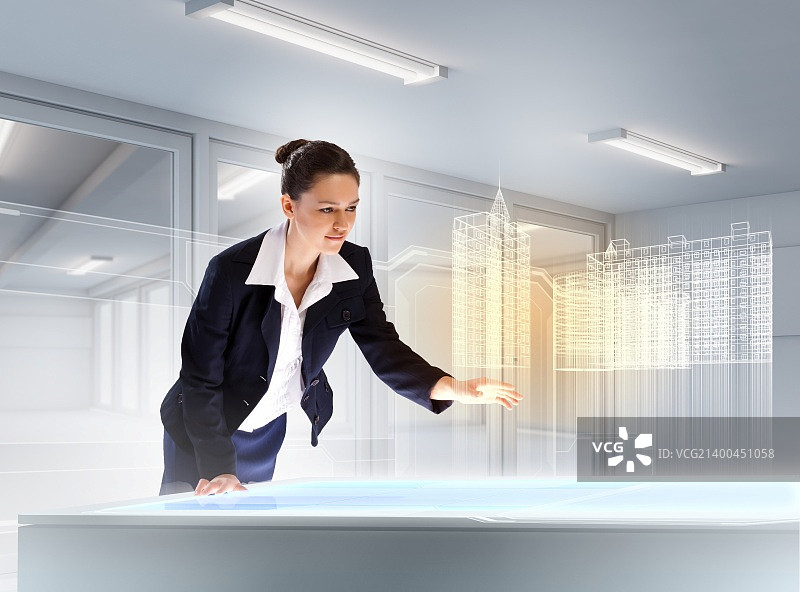 年轻女商人点击高科技图片上的图标图片素材