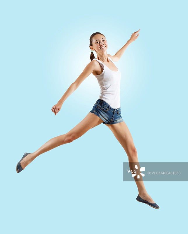 跳跃和摆姿势的现代风格女舞者。插图图片素材