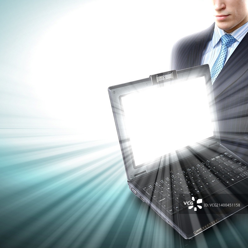 发光的屏幕和光线下的笔记本电脑图片素材