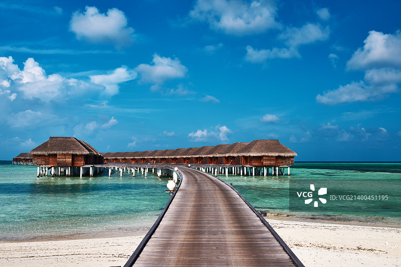 马尔代夫美丽海滩水上小屋图片素材