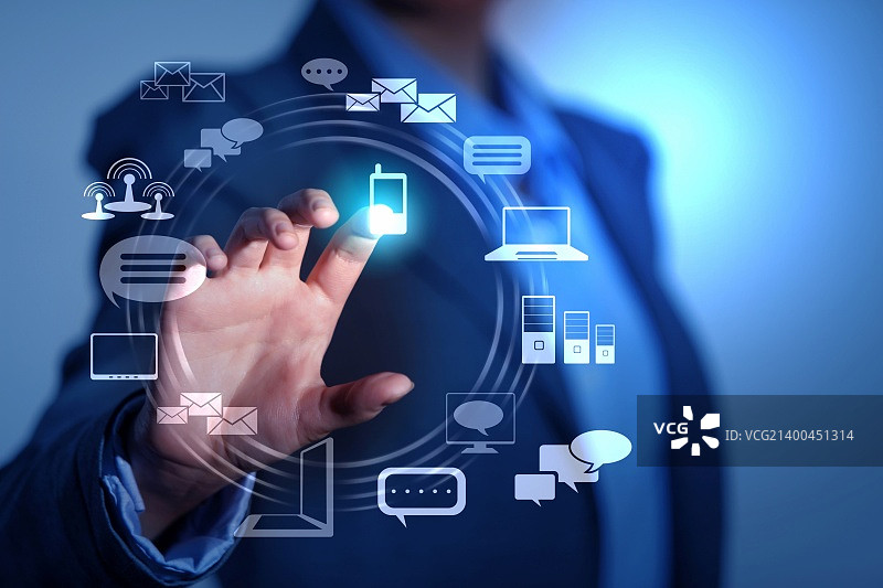 在触摸屏界面上推动符号的商务人士图片素材