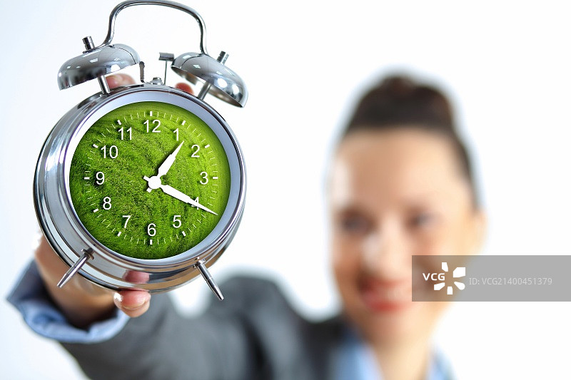 商务人士手持时钟的时间概念插画图片素材