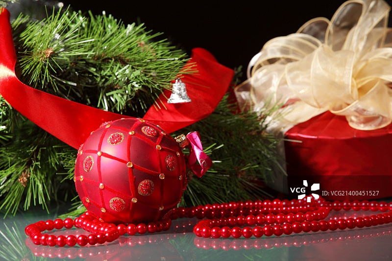圣诞树的精美圣诞装饰品图片素材