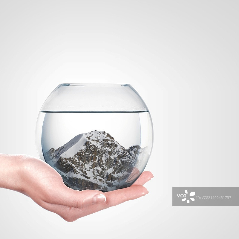玻璃碗里的美丽雪山图片素材