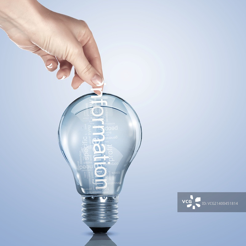 手将“信息”放入灯泡图片素材